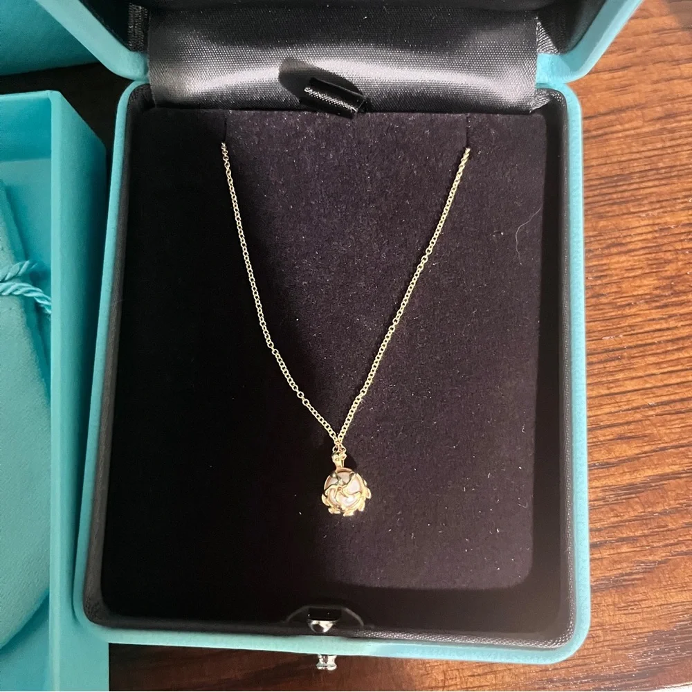 Olive Leaf Pendant in Yellow Gold with Pearls by Paloma Picasso - Picture 4 of 4